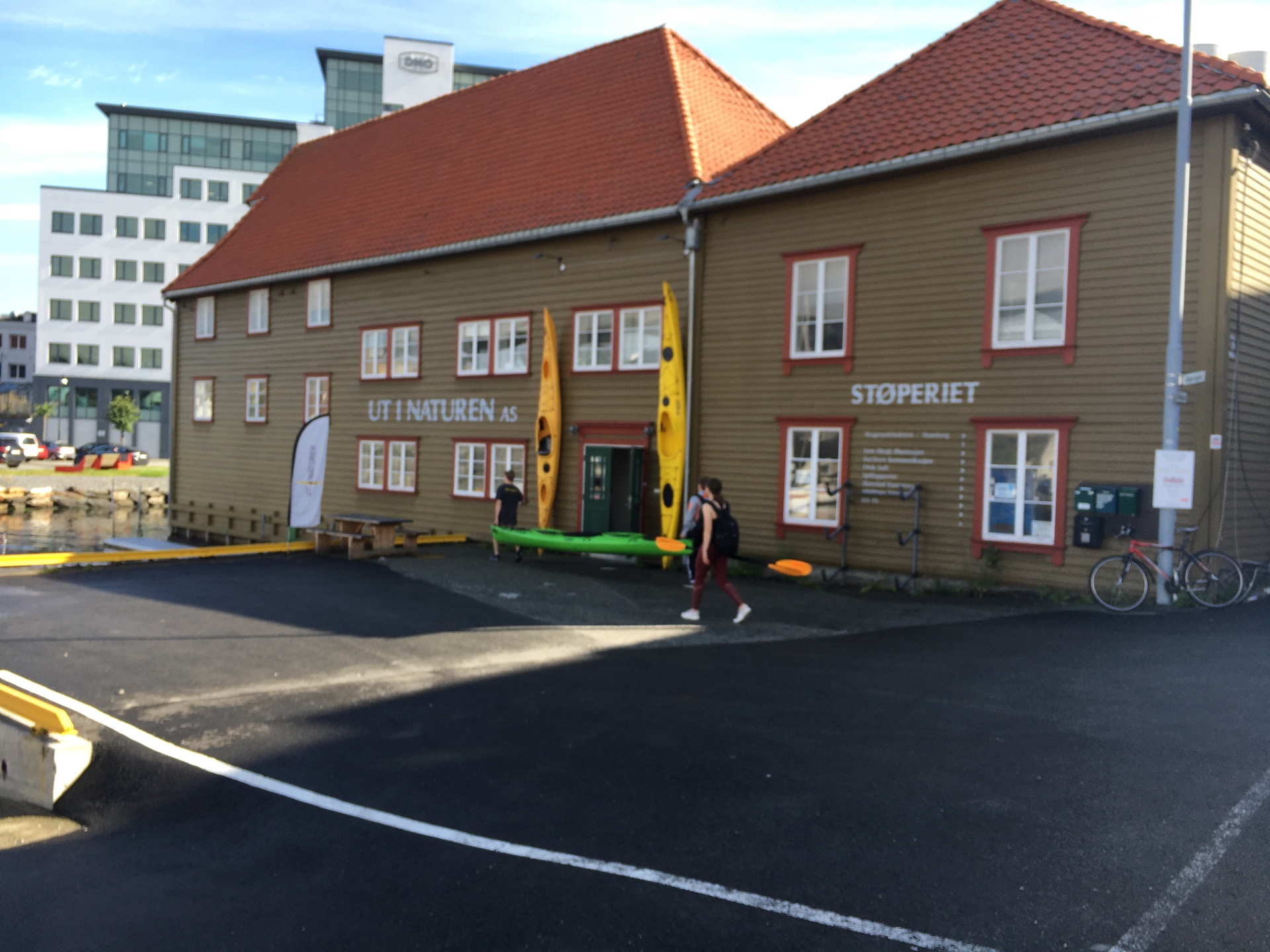 Støperiet på Storhaug med lokale bedrifter og kajakker utenfor